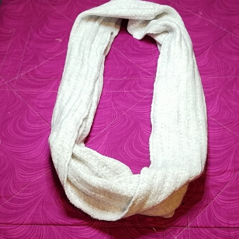 ✔ 5 for $25 Gap light gray infinity scarf